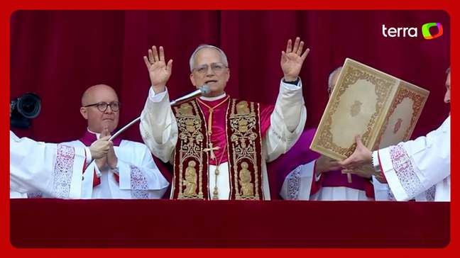 Papa Leão XIV concede primeira bênção aos fiéis após discurso no Vaticano