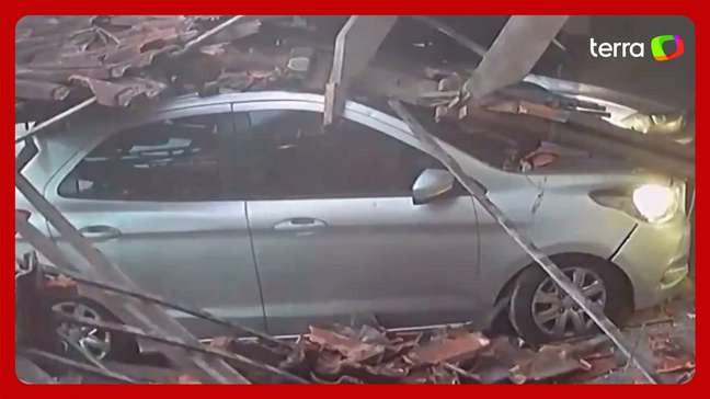 Carro invade comércios e derruba parte do telhado no litoral de SP