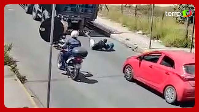 Homem leva tombo, mas consegue furtar botijão de gás de caminhão em movimento em Pernambuco