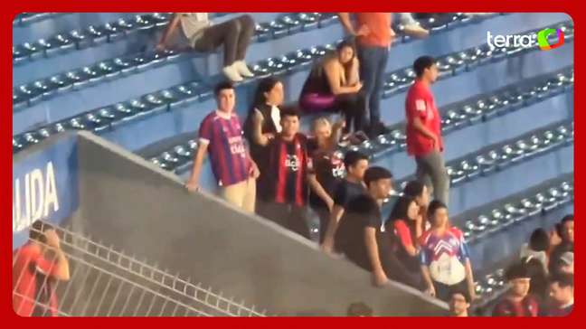 Torcedores do Cerro Porteño voltam a imitar macacos em direção à torcida do Palmeiras