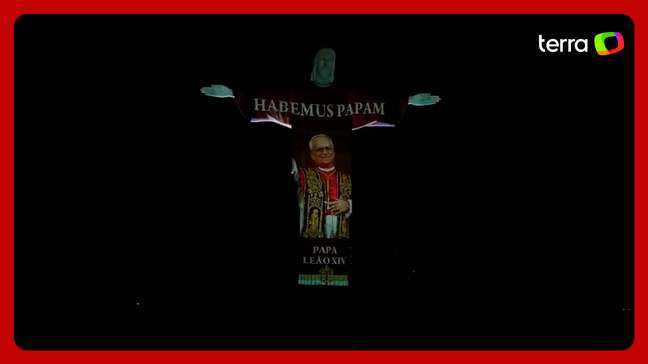 Papa Leão XIV tem sua foto projetada no Cristo Redentor em homenagem após conclave