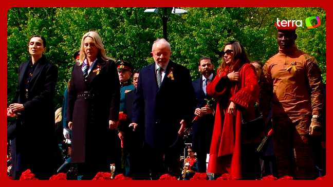 Lula assiste a desfile militar e entrega flores em túmulo do soldado desconhecido na Rússia