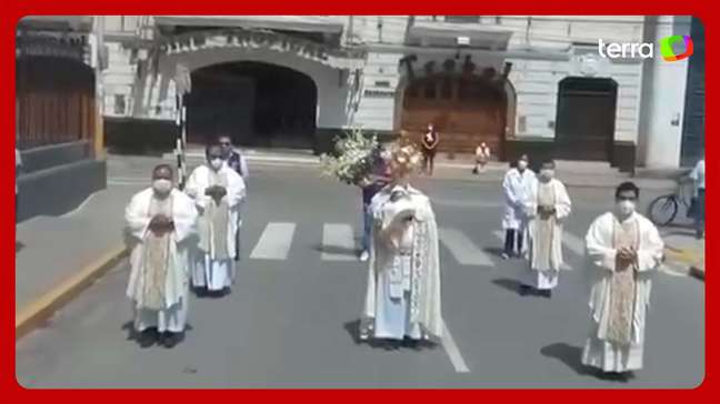 Vídeo mostra papa Leão XIV em procissão pelas ruas de cidade peruana vazia durante a pandemia