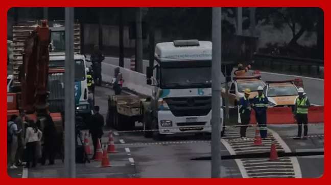 Cratera na Marginal Tietê reabre e interdita trecho da via em São Paulo