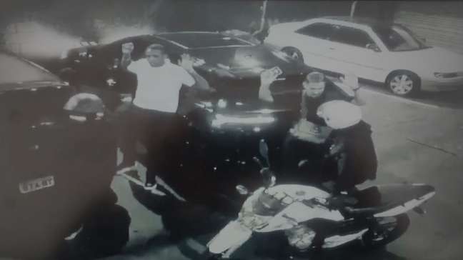 Vídeo mostra MC IG sendo assaltado em SP: maleta tinha R$ 5 milhões em joias