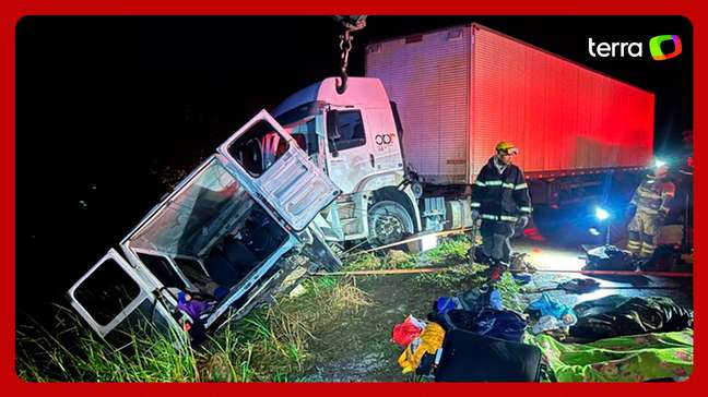 Acidente envolvendo carreta e van deixa nove pessoas mortas em MG