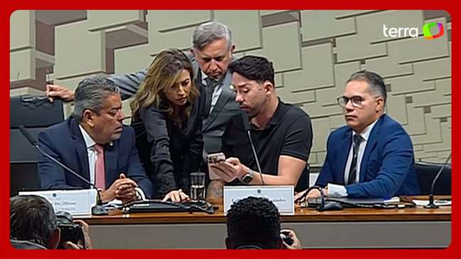 Rico Melquiades mostra a senadores como apostar no ‘Jogo do Tigrinho’ durante CPI das BETs