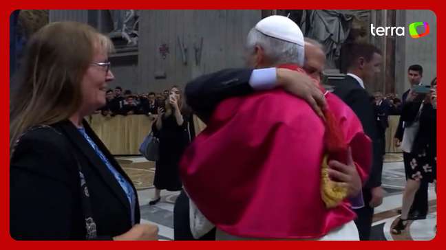 Papa Leão XIV quebra protocolo e abraça irmão durante missa inaugural no Vaticano