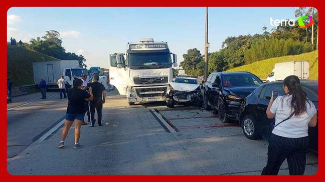 Engavetamento entre 14 veículos no Rodoanel deixa um ferido e causa congestionamento em SP