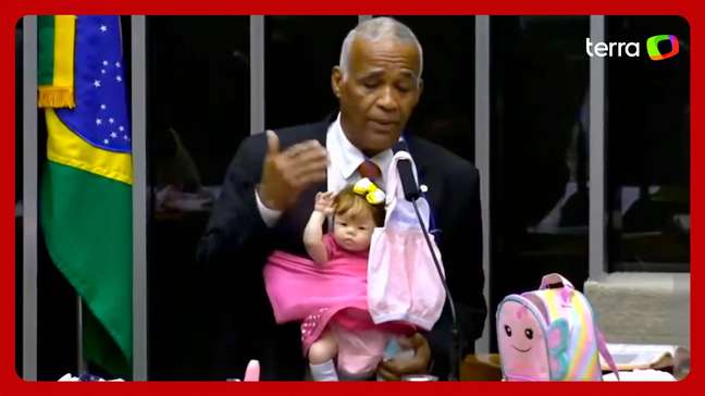 Deputado baiano leva bebê reborn durante discurso no plenário da Câmara