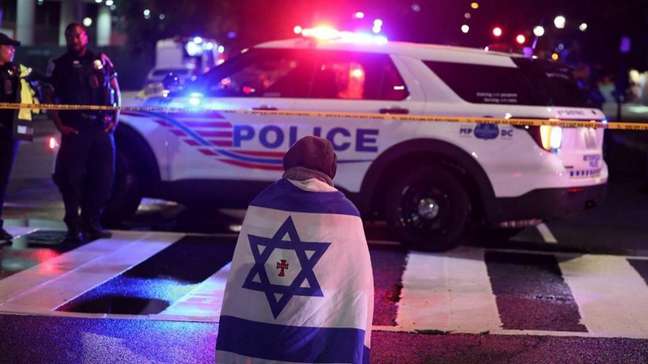 O momento da prisão de suspeito de matar 2 funcionários da Embaixada de Israel nos EUA