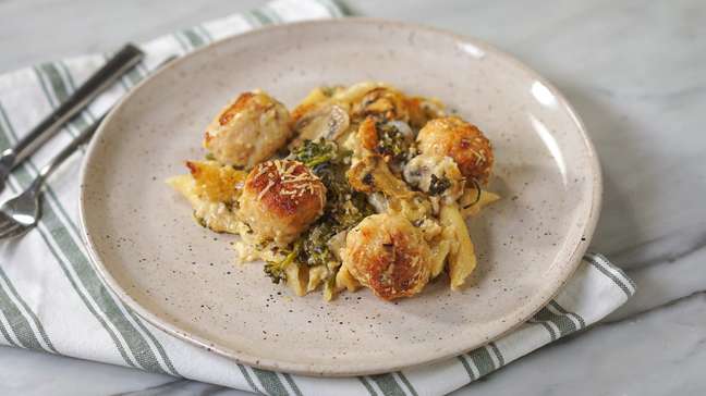 Almôndegas de Frango com Macarrão Gratinado