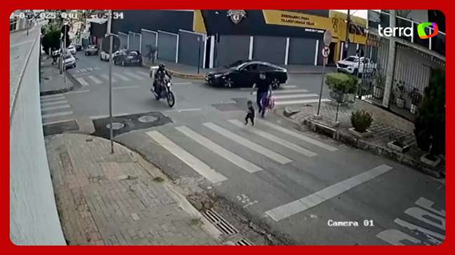 Motociclista entra na contramão e atropela criança em faixa de pedestre em Belo Horizonte
