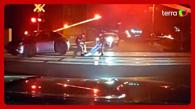 Polícia americana salva motorista bêbado segundos antes de trem atingir o carro