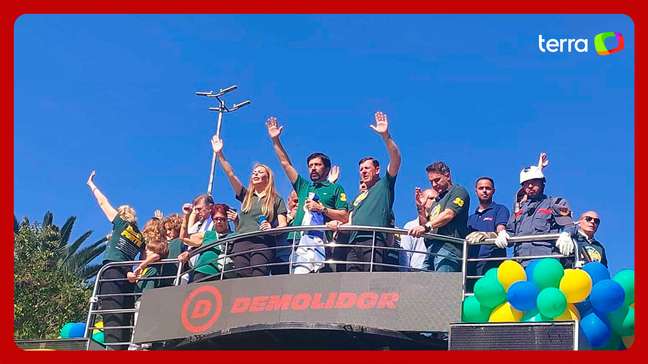 Tarcísio comemora aniversário e canta louvores em trio na Marcha para Jesus em SP