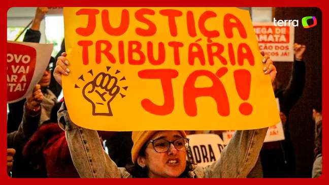 Ativistas invadem prédio do Itaú em protesto por ‘justiça tributária’ e ‘taxação dos super-ricos'