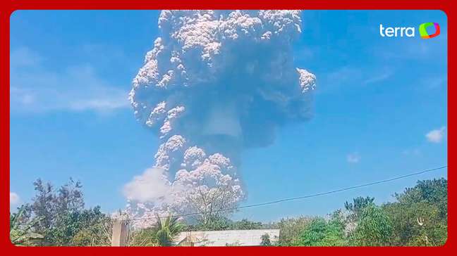 Vulcão entra em erupção na Indonésia pela 2ª vez em menos de um mês