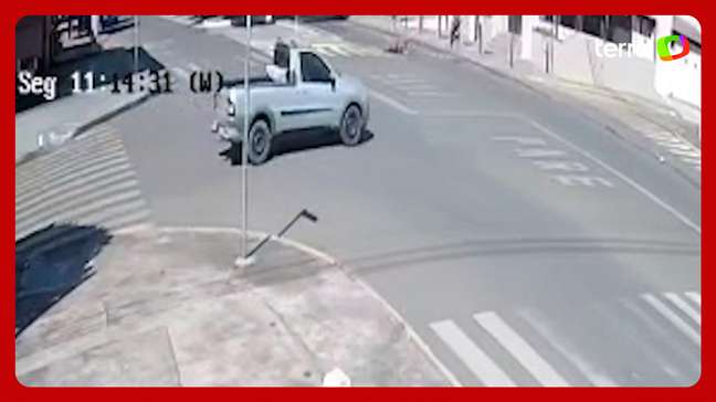 Idosa leva 'voadora' em cima de bicicleta, cai no meio da via e fica ferida em MS