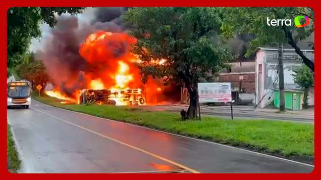 Caminhão-tanque tomba e pega fogo no Grande Recife