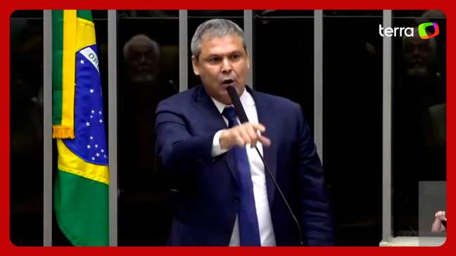 Líder do PT na Câmara diz que bolsonarismo ‘trabalha contra o Brasil’ após tarifaço de Trump: 'Vira-latas'