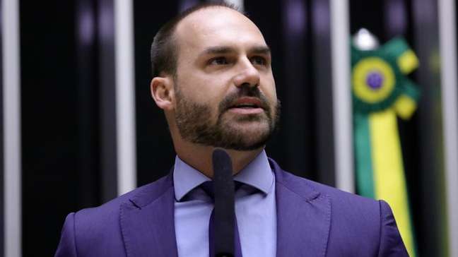 Eduardo Bolsonaro diz que pode desistir de mandato para ficar nos EUA