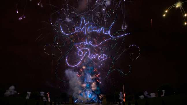 Torre Eiffel ganha cores do Brasil durante homenagem com fogos e drones