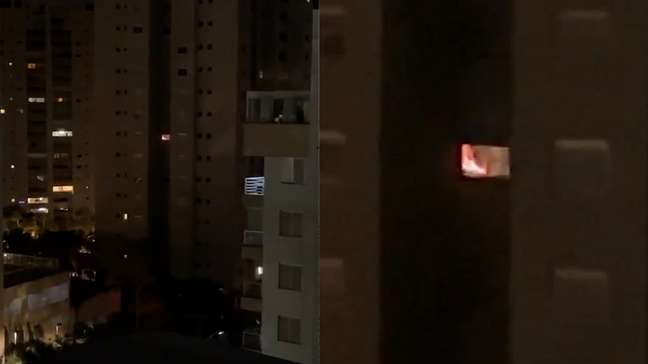 Morador aciona os bombeiros após confundir vídeo de lareira na TV do vizinho com incêndio em MG