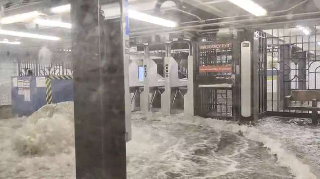 Tempestade faz estação de metrô ficar alagada em Nova York; veja