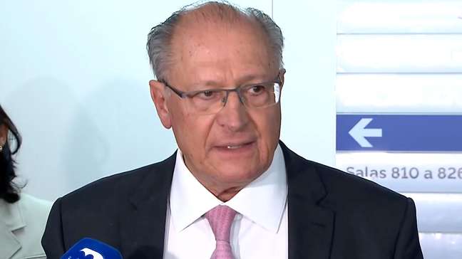 Geraldo Alckmin defende Pix e diz que governo quer 'negociação urgente' sobre tarifaço de Trump