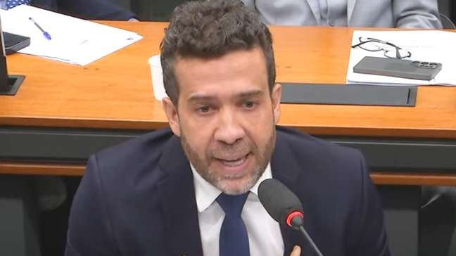 Conselho de Ética da Câmara suspende mandato de André Janones por 3 meses