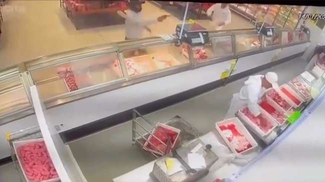 Vídeo flagra homem tentando atirar em colega de trabalho em açougue na BA 