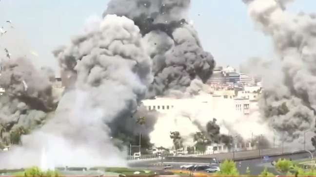 Emissora de TV flagra bombardeio de Ministério da Defesa da Síria por Israel