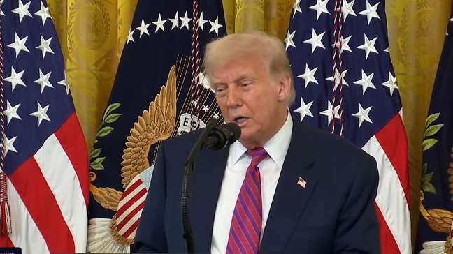 Trump faz nova ameaça ao BRICS e diz que grupo 'vai acabar rapidamente'