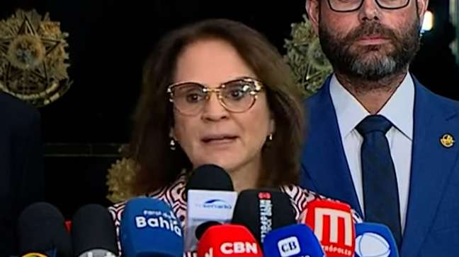 ‘Bolsonaro vai se calar, mas Michelle nos conduzirá’, diz Damares