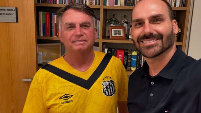Bolsonaro diz que Eduardo é ‘mais útil’ nos EUA do que no Brasil: ‘Se vier para cá, está preso’