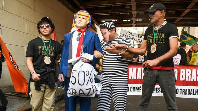 Com ‘Bolsonaro’ de presidiário, comerciantes da 25 de Março protestam contra investigação de Trump