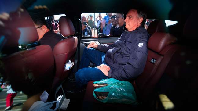 Veja as primeiras imagens de Jair Bolsonaro com tornozeleira eletrônica após determinação de Moraes