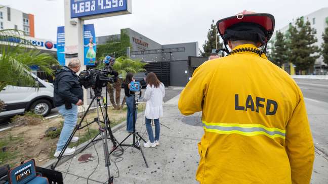Veículo atropela multidão em porta de boate e ao menos 30 pessoas ficam feridas em Los Angeles