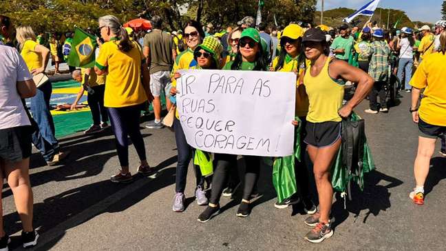 Bolsonaristas fazem ato em defesa de ex-presidente neste domingo em Brasília