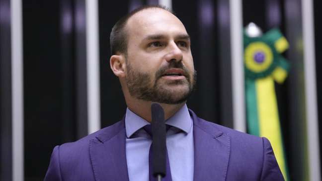 Licença de Eduardo Bolsonaro termina neste domingo e deputado pode começar a acumular faltas