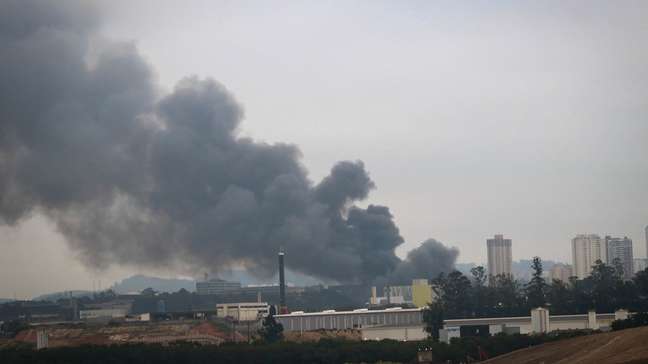 Incêndio de grandes proporções atinge galpões comerciais em Barueri, na Grande SP