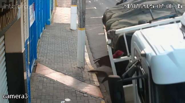 Caminhão tem rodas ‘engolidas’ após asfalto ceder no interior de São Paulo