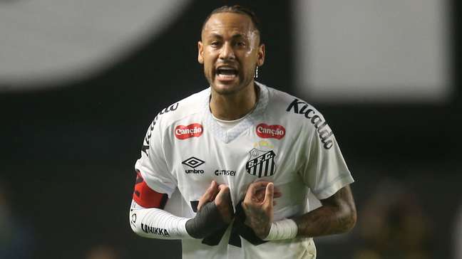 Neymar fala em ‘calor da emoção’ ao justificar discussão com torcedor do Santos: ‘Difícil controlar’