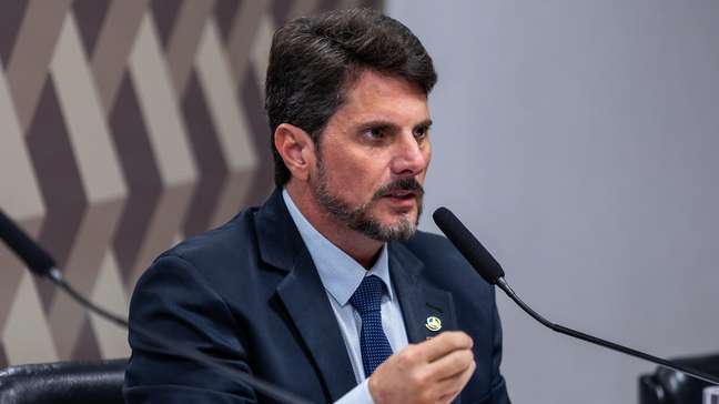 Apesar da decisão de Moraes, Senador Marcos do Val viaja para exterior