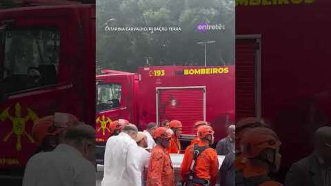 Sob aplausos, caixão com o corpo de Preta Gil é colocado em carro de bombeiro #shorts