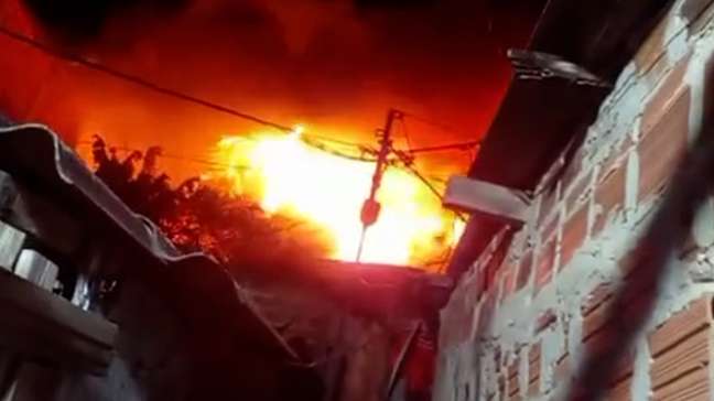 Incêndio atinge comunidade em Osasco, na Grande São Paulo