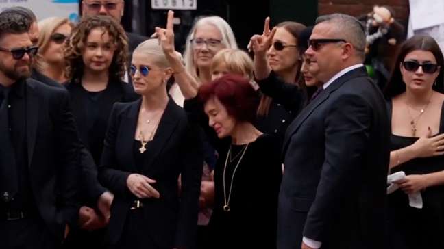 Viúva de Ozzy Osbourne é amparada pelos filhos durante funeral do músico