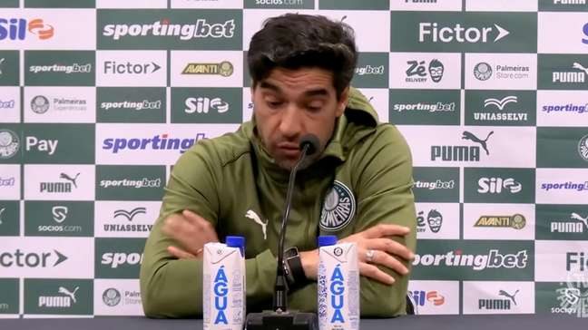 Abel Ferreira ‘abandona’ coletiva após falar em ‘tristeza’ com o VAR em derrota para o Corinthians