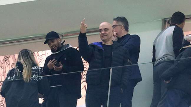 Moraes é flagrado fazendo gesto obsceno em Corinthians x Palmeiras na Neo Química Arena