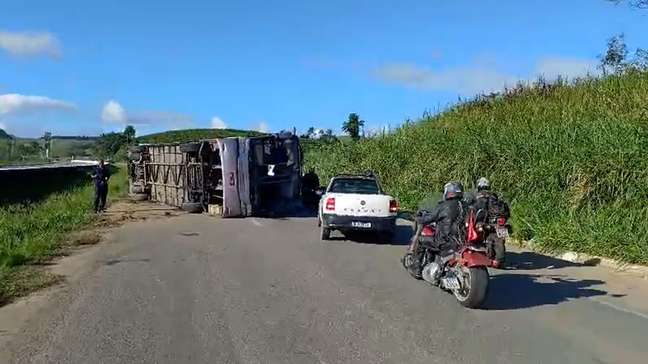 Ônibus que levava torcedores do Bahia para jogo tomba em Pernambuco